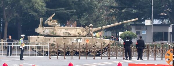 ▲▼解放軍舉行九三閱兵第二次預演，新款中型戰車的行駛畫面，被上傳至社群，引發議論。（圖／翻攝自微博）。