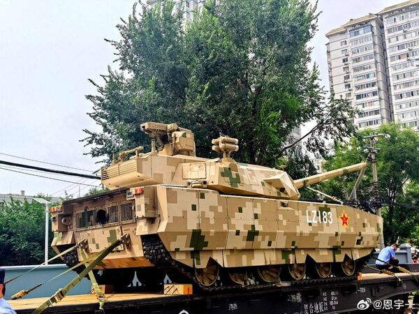 ▲▼解放軍舉行九三閱兵第二次預演，新款中型戰車的行駛畫面，被上傳至社群，引發議論。（圖／翻攝自微博）。