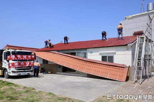 ▲市長黃偉哲到北門視察民宅屋頂修繕進度，受災住戶夫妻當場表達感謝。（記者林東良翻攝，下同）