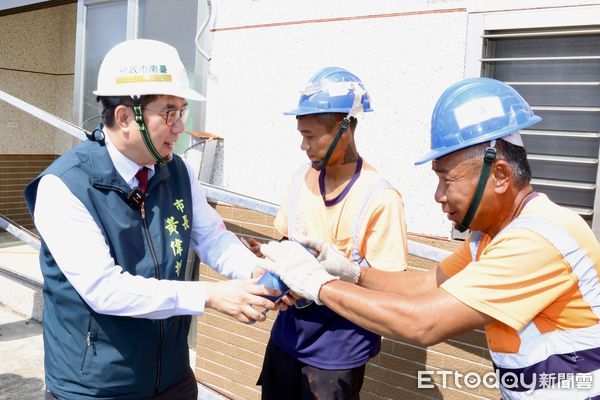▲市長黃偉哲到北門視察民宅屋頂修繕進度，受災住戶夫妻當場表達感謝。（記者林東良翻攝，下同）