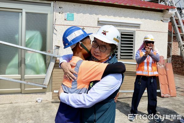 ▲市長黃偉哲到北門視察民宅屋頂修繕進度，受災住戶夫妻當場表達感謝。（記者林東良翻攝，下同）