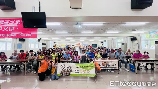 ▲「祖孫打假防詐e起來」活動在台南市東區復興里活動中心登場，青銀共融氛圍溫馨。（記者林東良翻攝，下同）