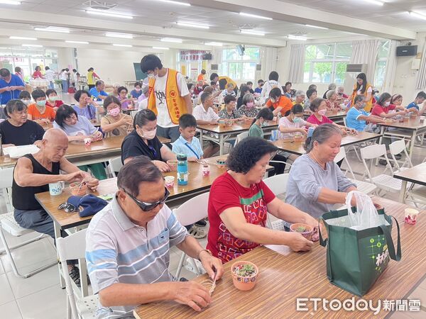 ▲「祖孫打假防詐e起來」活動在台南市東區復興里活動中心登場，青銀共融氛圍溫馨。（記者林東良翻攝，下同）