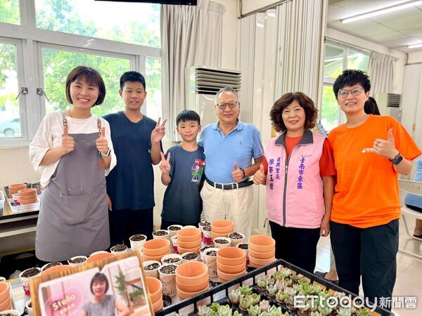 ▲「祖孫打假防詐e起來」活動在台南市東區復興里活動中心登場，青銀共融氛圍溫馨。（記者林東良翻攝，下同）