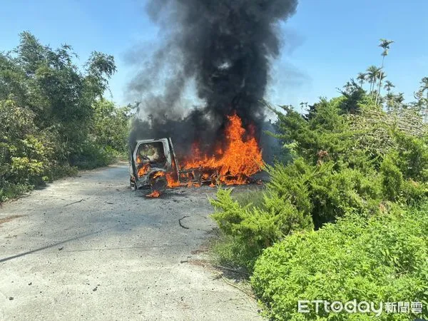 ▲嘉義縣梅山鄉發生火燒車事件，整台小貨車被燒光。（圖／記者翁伊森翻攝，下同）