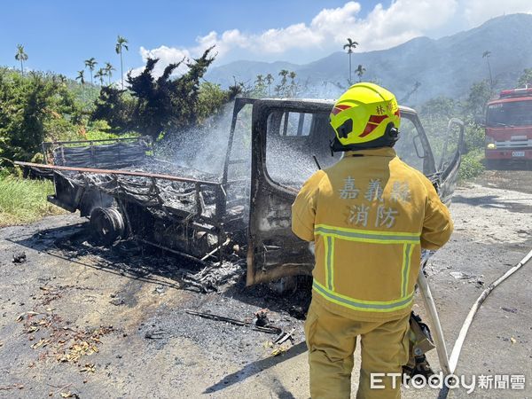 ▲嘉義縣梅山鄉發生火燒車事件，整台小貨車被燒光。（圖／記者翁伊森翻攝，下同）