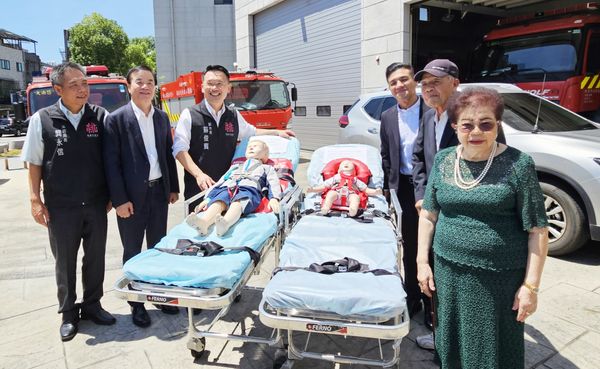 ▲桃園市副市長蘇俊賓今天主持三本建設捐贈桃園市消防局嬰幼童單架救護車。（圖／市府新聞處提供）