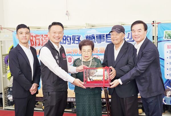 ▲桃園市副市長蘇俊賓感謝建設捐贈消防局嬰幼童單架救護車典禮時特別感謝高齡逾90歲的傅中、王秀金夫婦善心捐贈。（圖／市府新聞處提供）