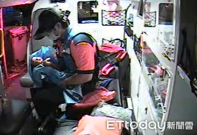▲台南市消防局文賢分隊救護員執行急救，成功守護一名被遺留的新生女嬰。（記者林東良翻攝，下同）