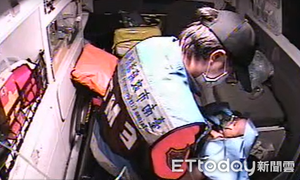 ▲台南市消防局文賢分隊救護員執行急救，成功守護一名被遺留的新生女嬰。（記者林東良翻攝，下同）