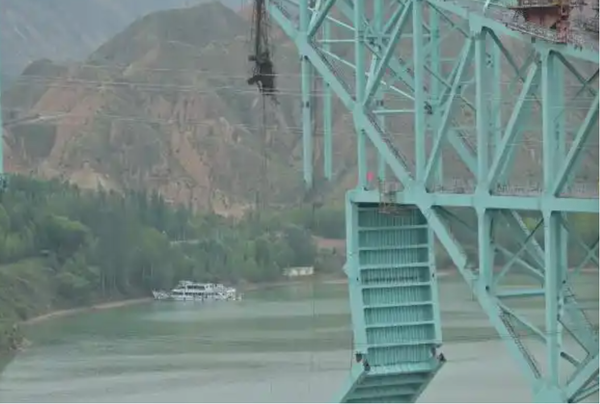 ▲▼ 川青鐵路青海段、尖扎黃河特大橋  。（圖／翻攝 央視、新京報）