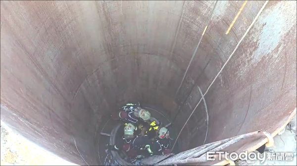 ▲鶯歌下水道工程發生意外，2名工人暈厥倒地，警消人員到場救援。（圖／記者陸運陞翻攝）