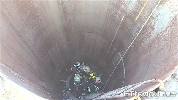 ▲鶯歌下水道工程發生意外，2名工人暈厥倒地，警消人員到場救援。（圖／記者陸運陞翻攝）