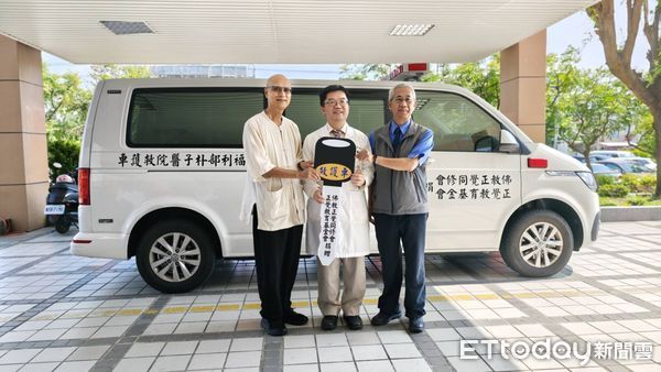 ▲▼   正覺基金會捐車給朴子醫院  。（圖／朴子醫院提供）