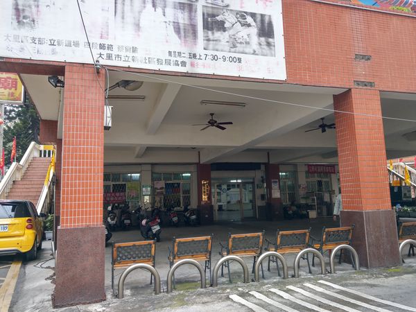 ▲台中清潔隊員搬運公投票匭時，左腳姆指慘遭尾門夾傷。（圖／翻自大里區公所臉書）