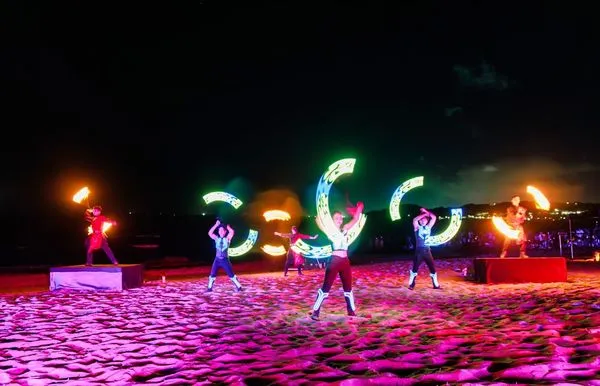 ▲《北海潮與火》本週末壓軸，由《火嶼光》火舞作品以LED光舞與現代舞方式呈現。（圖／新北市景觀處提供）