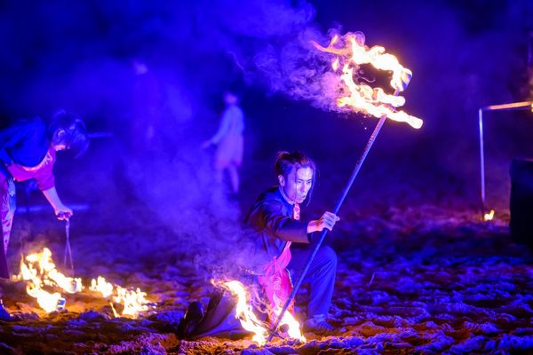 ▲《北海潮與火》本週末壓軸，由《火嶼光》火舞作品以LED光舞與現代舞方式呈現。（圖／新北市景觀處提供）