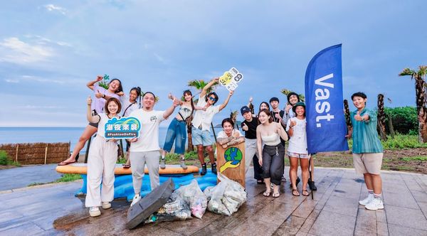 ▲《北海潮與火》本週末壓軸，由《火嶼光》火舞作品以LED光舞與現代舞方式呈現。（圖／新北市景觀處提供）