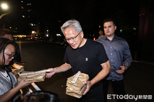 ▲黃仁勳與魏哲家餐敘，期間送點心便當給媒體及民眾。（圖／記者林敬旻攝）