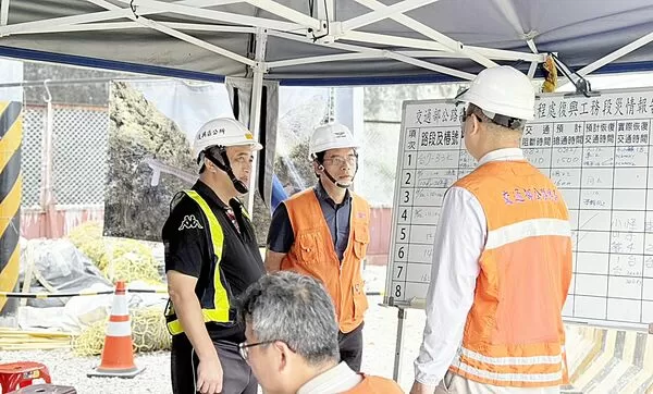 ▲台7線桃市復興區榮華橋段因落石坍方導致雙向阻斷，復興區長蘇佐璽趕赴現場了解搶修狀況。（圖／復興區公所提供）