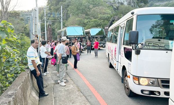 ▲台7線桃市復興區榮華橋段因落石坍方導致雙向阻斷，公路局北區養護分局協調中型巴士疏運受困遊客。（圖／復興區公所提供）
