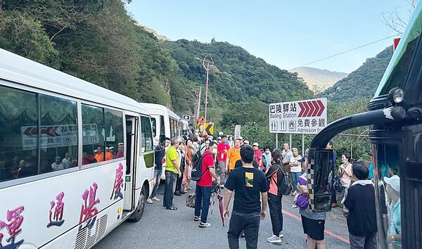 ▲公路局北區養護分局協調中型巴士疏運受困遊客至宜蘭火車站。（圖／復興區公所提供）