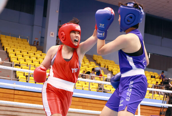 ▲奧運金牌林郁婷陪練員李承威成功摘金、地主台北市張家薫（左）首度挑戰70公斤級仍順利摘金、巴黎奧運金牌林郁婷(左)也幫她的陪練員李承威指導。（圖／北市體育局提供）