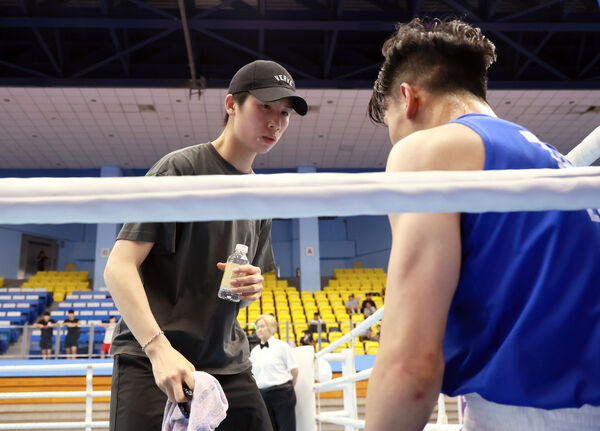 ▲奧運金牌林郁婷陪練員李承威成功摘金、地主台北市張家薫（左）首度挑戰70公斤級仍順利摘金、巴黎奧運金牌林郁婷(左)也幫她的陪練員李承威指導。（圖／北市體育局提供）