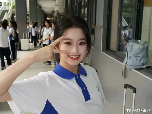 ▲黃楊鈿甜變得相當低調收斂。（圖／翻攝自微博）