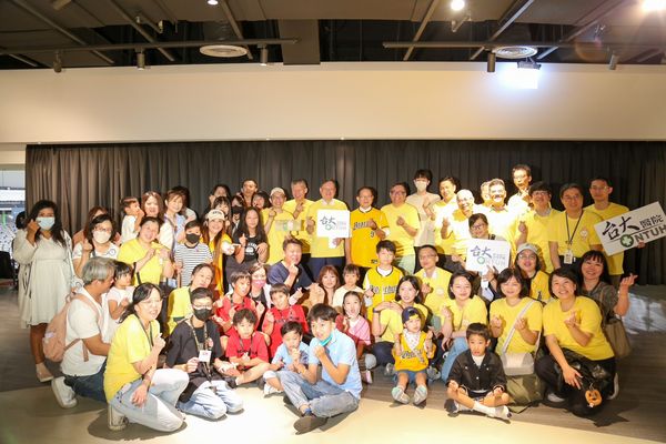 ▲中信育樂董事長陳國恩（後排圖中右側）、臺大醫院余忠仁院長（後排圖中左側）、臺大醫院雲林分院馬惠明院長（後排右5）、新竹臺大分院蔡孟昆副院長後排圖中左3）、臺大兒童醫院小兒部林銘泰副主任、臺大醫院器官勸募暨移植中心陳益祥主任（圖中左2）、心臟血管外科黃書健主任（後排右2）、醫護人員、兒童病患及家屬一同開心合照。（圖／中信兄弟提供）