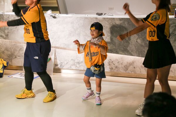 ▲小球迷開賽前先學習棒球知識，以及練習中信兄弟球員應援曲。（圖／中信兄弟提供）