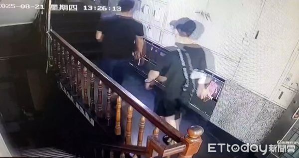 ▲▼北市大樓樓梯間被張貼多張同一名女子的照片，警方也將釐清原因。（圖／記者邱中岳翻攝）