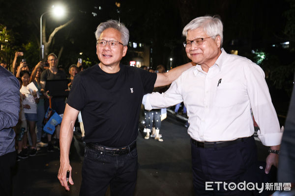 ▲黃仁勳與魏哲家餐敘後，與民眾互動。（圖／記者林敬旻攝）