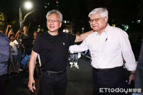 ▲黃仁勳與魏哲家餐敘後，與民眾互動。（圖／記者林敬旻攝）