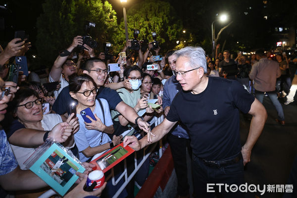 ▲黃仁勳與魏哲家餐敘後，與民眾互動。（圖／記者林敬旻攝）