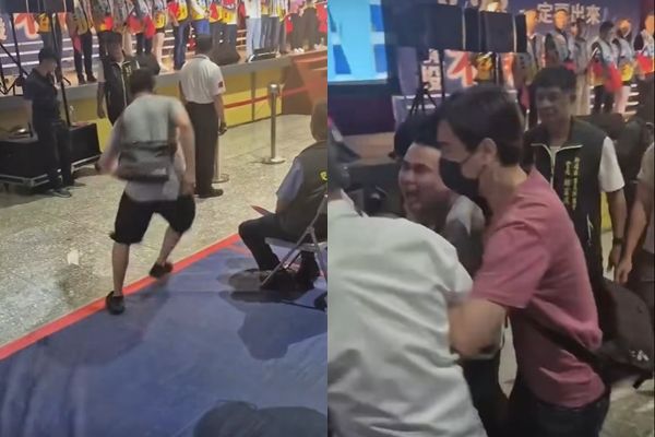 ▲▼吃屎哥朝舞台撒冥紙。（圖／翻攝臉書／游兆霖）