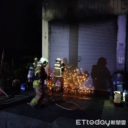 ▲台南官田區鐵皮工廠22日深夜突發火警，消防人員破門布線射水全力搶救。（記者林東良翻攝，下同）