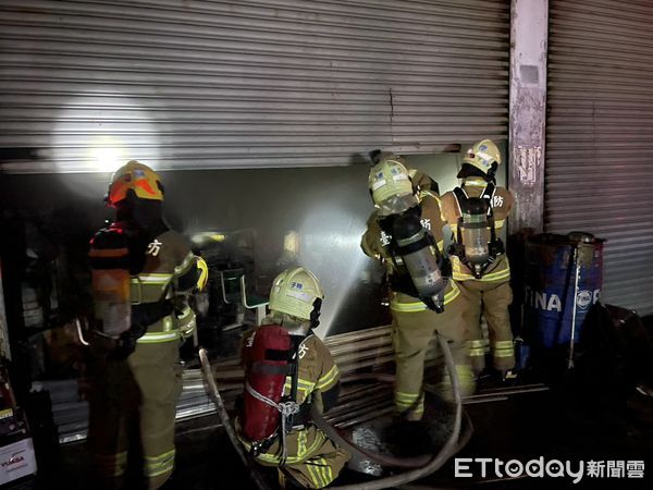 ▲台南官田區鐵皮工廠22日深夜突發火警，消防人員破門布線射水全力搶救。（記者林東良翻攝，下同）