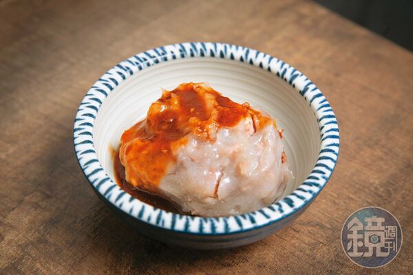 芋粿的醬汁以味噌、辣椒、糖熬煮，堅持不加人工色素。（40元/粒）