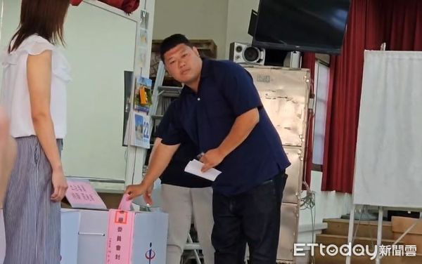 南投第2選區立委游顥完成投票。（圖／記者高堂堯攝）