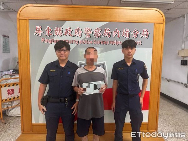 ▲內埔警分局員警通知男領回車牌。（圖／記者陳崑福翻攝）