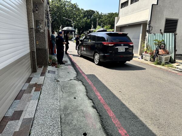 ▲▼死者家屬今日上午低調現身，與殯葬業者舉行招魂儀式。（圖／民眾提供）