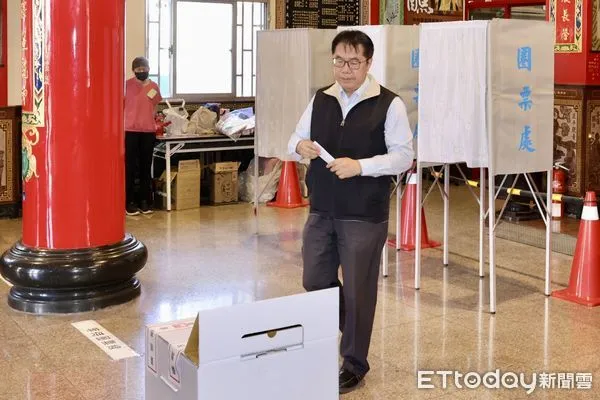 ▲▼823公投，台南市長黃偉哲8點現身永康姑婆廟進行投票，搶下頭香。（圖／記者林東良翻攝）