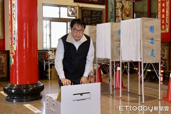 ▲▼823公投，台南市長黃偉哲8點現身永康姑婆廟進行投票，搶下頭香。（圖／記者林東良翻攝）
