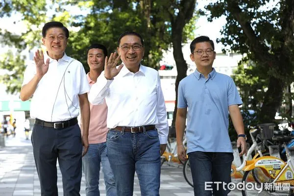 ▲▼823第二波大罷免暨核三延役公投今天舉行，一大早被罷免立委羅明才在新北市長侯友宜的陪同下前往投票所投票。（圖／記者湯興漢攝）