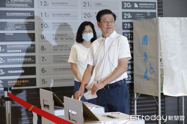 ▲▼823第二波大罷免暨核三延役公投今天舉行，一大早被罷免立委羅明才在新北市長侯友宜的陪同下前往投票所投票。（圖／記者湯興漢攝）