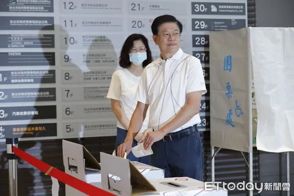 ▲▼823第二波大罷免暨核三延役公投今天舉行，一大早被罷免立委羅明才在新北市長侯友宜的陪同下前往投票所投票。（圖／記者湯興漢攝）