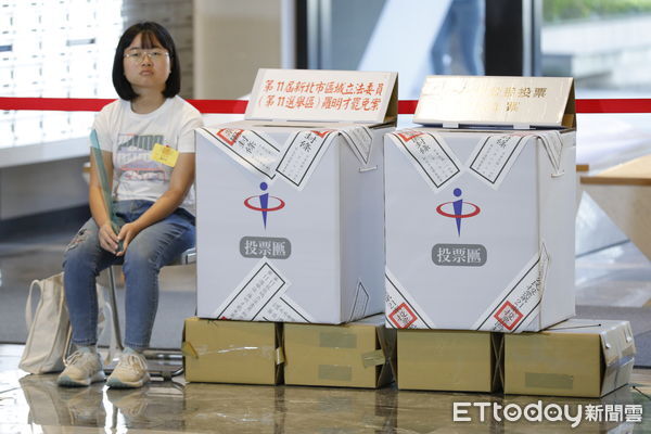 ▲▼823核三延役公投暨第二波立委大罷免投票，新店行政中心投票所民眾投票情形。（圖／記者湯興漢攝）