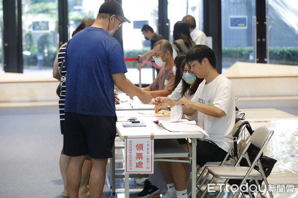 ▲▼823核三延役公投暨第二波立委大罷免投票，新店行政中心投票所民眾投票情形。（圖／記者湯興漢攝）