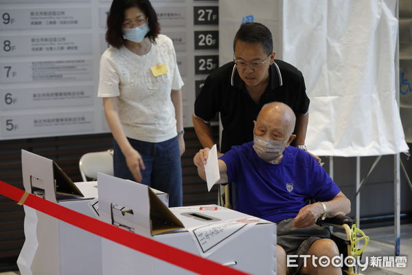 ▲▼823核三延役公投暨第二波立委大罷免投票，新店行政中心投票所民眾投票情形。（圖／記者湯興漢攝）